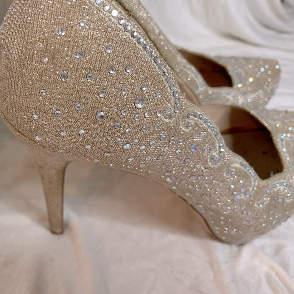 Nudes embellished pumps